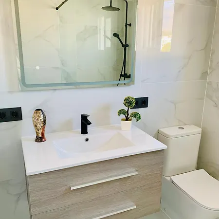 On The Beach, Fantastic Sea And Pool Views, 2 Bedroom Apartment Fuengirola